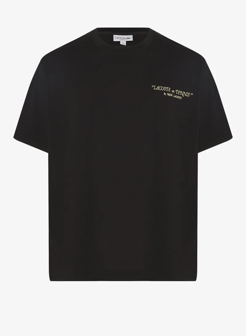 لاكوست تيشيرت كلاسيك بطبعة خلفية وتفاصيل مطرزة